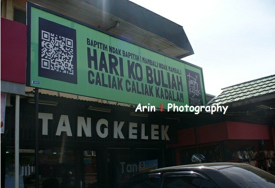 Papan Tanda Bahasa Minang di Padang, Sumatera Barat yang bermaksud "Berduit tak berduit, Beli tak membeli, Hari ni boleh cari-cari ke dalam".

Kalau dalam bahasa Terengganu: "Pitih dok pitih, Beli dok beli, Aghi ning buleh gi caghi ddalang!". Ya Terengganu pior takde imbuhan.