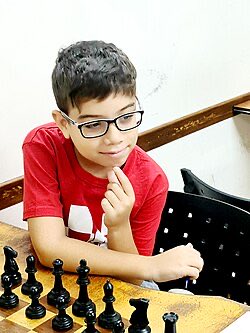 "Faustino Oro"

Por el tuit que subió el gran maestro Garry Kasparov sobre el argentino de 12 años, luego que hoy obtuviera su segunda norma al hacer tablas ante Diego Flores, flamante campeón argentino.