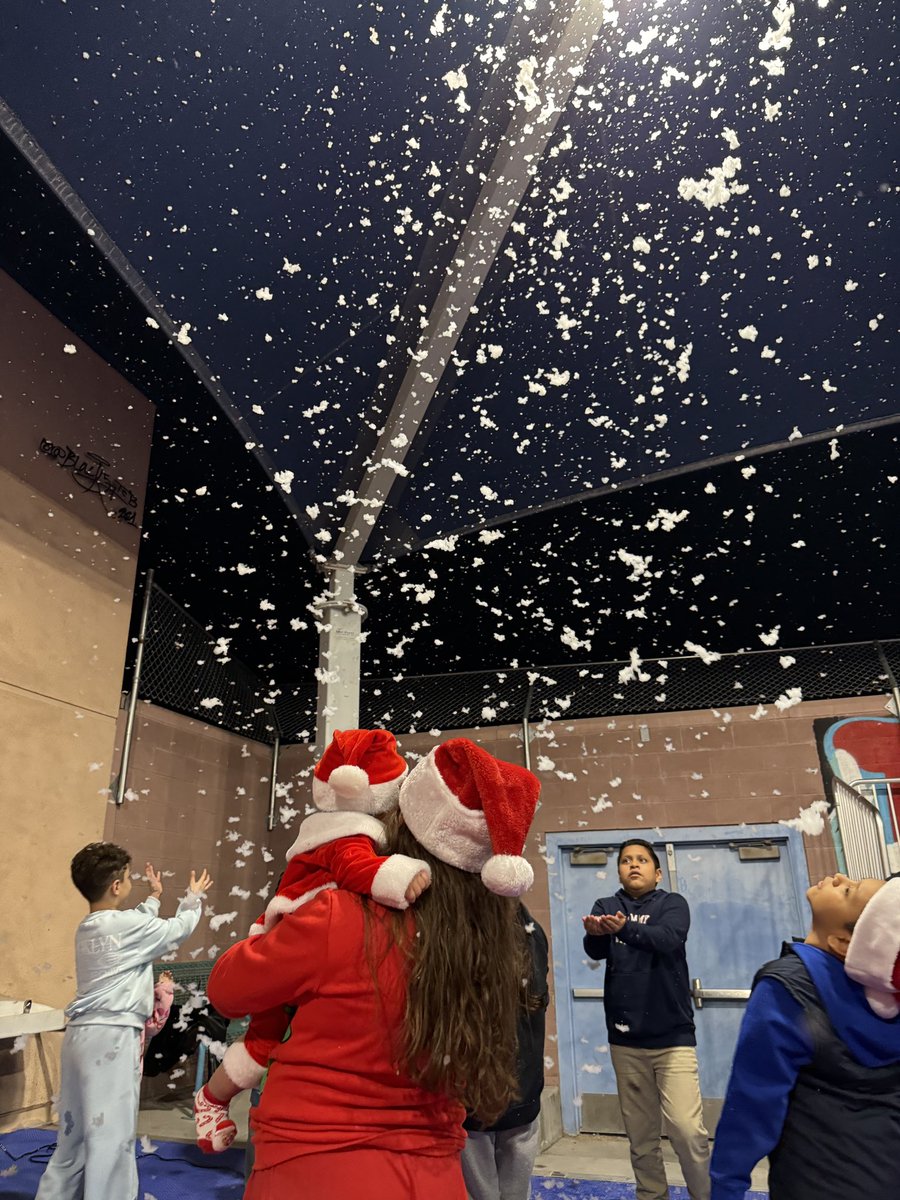ClarkCountyNV's tweet photo. What a beautiful gathering with friends and family for Grinchmas 2025! Commissioner @MKNVspeaks brought some cheer for the holidays at J.E Manch Elementary! 🎅 🎄 https://t.co/cZtJyiy2Fy