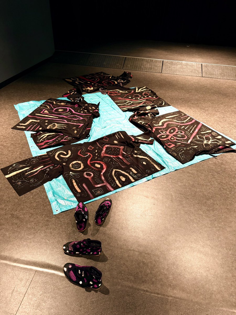 SueSumire's tweet photo. 末原拓馬奇譚庫〜其之弐〜
今年も、アートディレクション手掛けています。衣装も筆を加えました。昨今、金色の画材に興味を持ち始めています。みる角度によって不確定なのが良い塩梅なのです。 https://t.co/QmlUMY0QXM