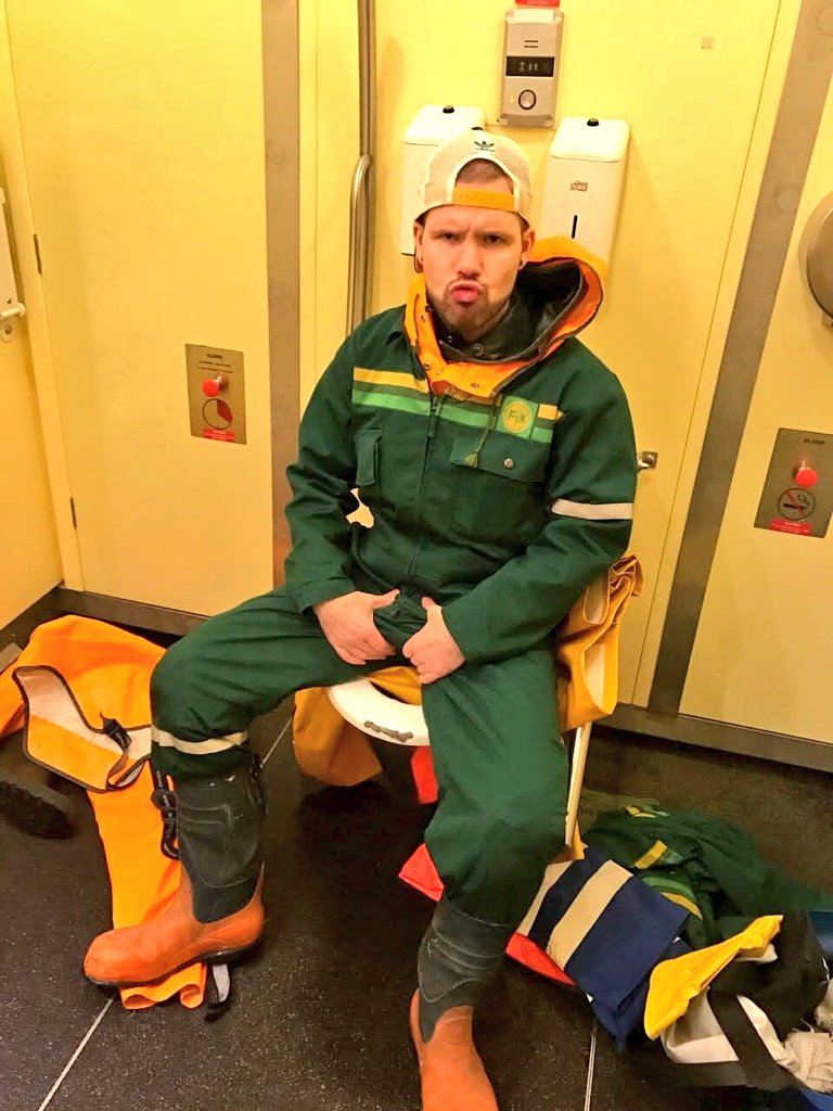 Olav aleksander skinstad ile på OFFENTLIG DASS i slottsparken, kledd som Gummistøvel Horegutt med fullt GUMMI Regntøy UNDER felleskjøpet dressen 💚💛💚🧡 😍