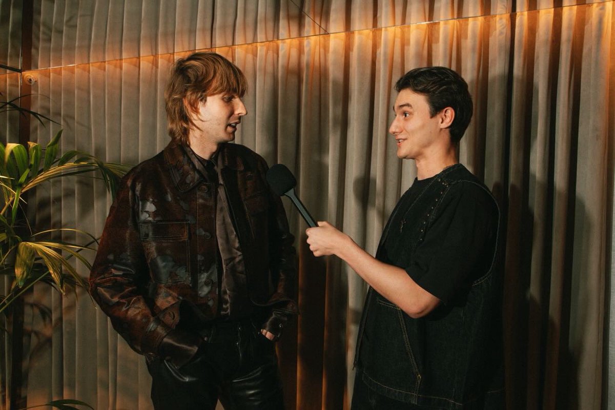 📸 • Thomas Raggi e Will Gamble durante entrevista realizada dias atrás em Londres.