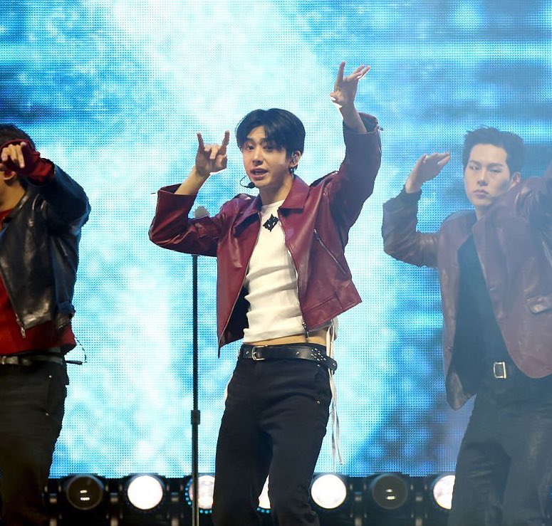 hyungwonspace's tweet photo. hyungwon at jingle ball 2025 dc #형원 🎄❤️ https://t.co/WQh3uWjmh5