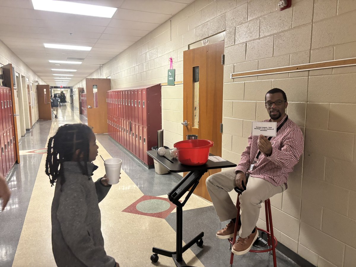 RoseHillRaiders's tweet photo. Our STEM Maker’s Workshop Literacy Night was so fun!! Lots of cute and simple crafts and great science-infused experiences based around books and literacy, including a live owl demo from a ranger at Chickasaw! #STEMpossible @TiffanyGreen08 @JMCSchools @suptking @JMCSSLiteracy https://t.co/q9htNwB2oR