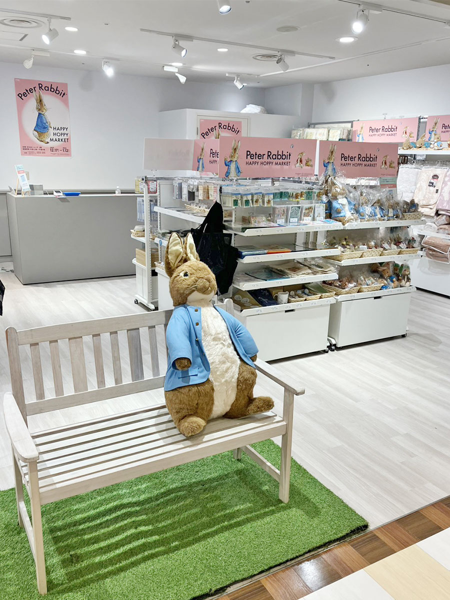 marimocraft_eve's tweet image. ＼\ 本日オープン /／
Peter Rabbit™ HAPPY HOPPY MARKET
🥕25/12/17(水)～26/1/12(月)
🥕日比谷シャンテ　3F

かわいいお店の様子をお届け📸✨

#ピーターラビット の素敵なアイテムを取り揃えております🎵お買い上げ特典あり🎁

🐰marimocraft.co.jp/event/ptr1217/