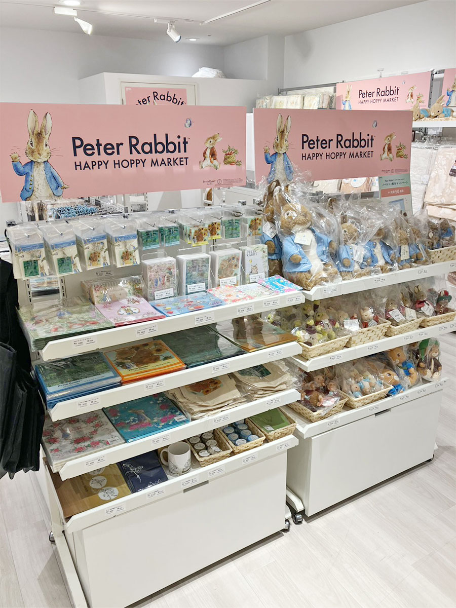 marimocraft_eve's tweet image. ＼\ 本日オープン /／
Peter Rabbit™ HAPPY HOPPY MARKET
🥕25/12/17(水)～26/1/12(月)
🥕日比谷シャンテ　3F

かわいいお店の様子をお届け📸✨

#ピーターラビット の素敵なアイテムを取り揃えております🎵お買い上げ特典あり🎁

🐰marimocraft.co.jp/event/ptr1217/