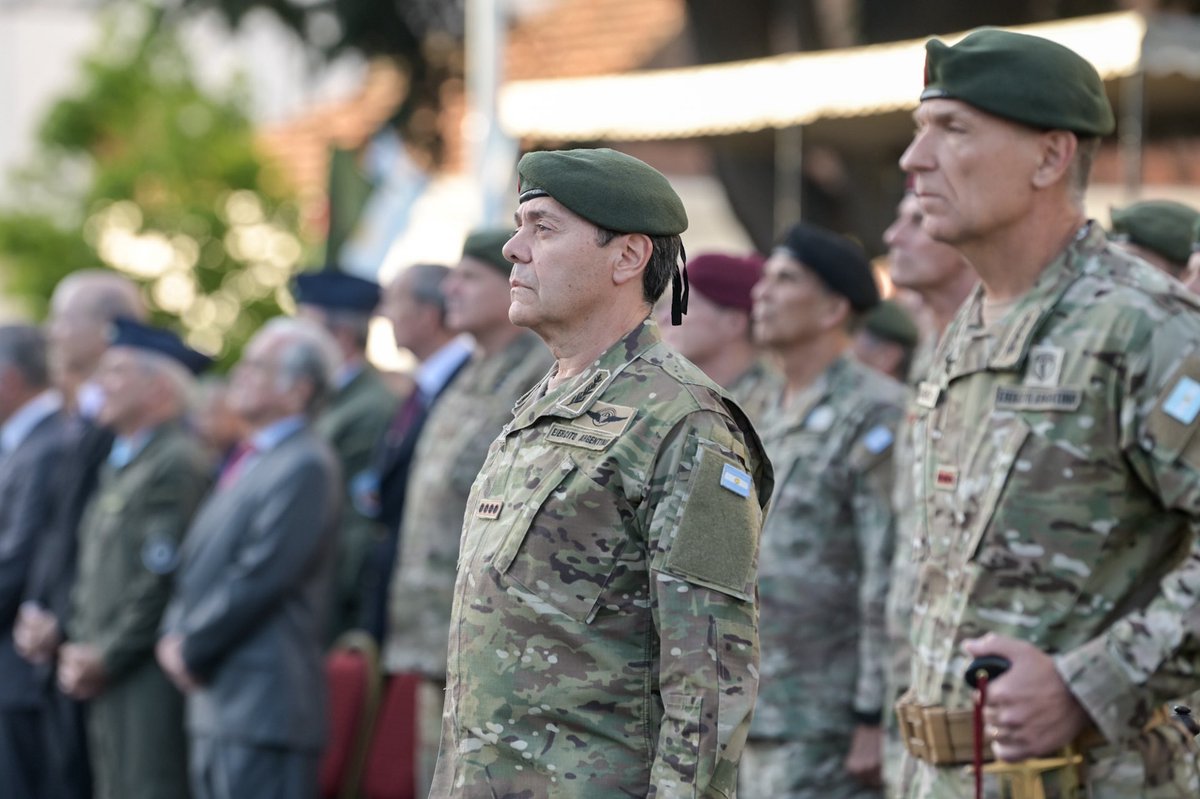 El Ministro @tgcarlospresti presidió la formación de puesta en posesión del nuevo Jefe del Estado Mayor General del Ejército, General de División Oscar Zarich, en el Regimiento de Infantería 1 “Patricios”. En sus palabras, le deseó “el mayor de los éxitos en esta misión que