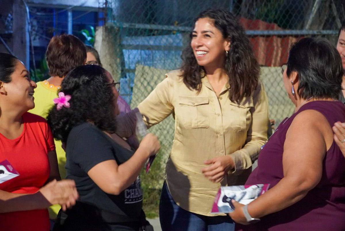 ¡Con el pueblo todo y sin el pueblo nada! 🙌🏻
En Galaxias del Carmen en #PlayaDelCarmen recibiendo todo el cariño de mis amigas Morenistas ❤️
¡La Esperanza es hacer equipo!
