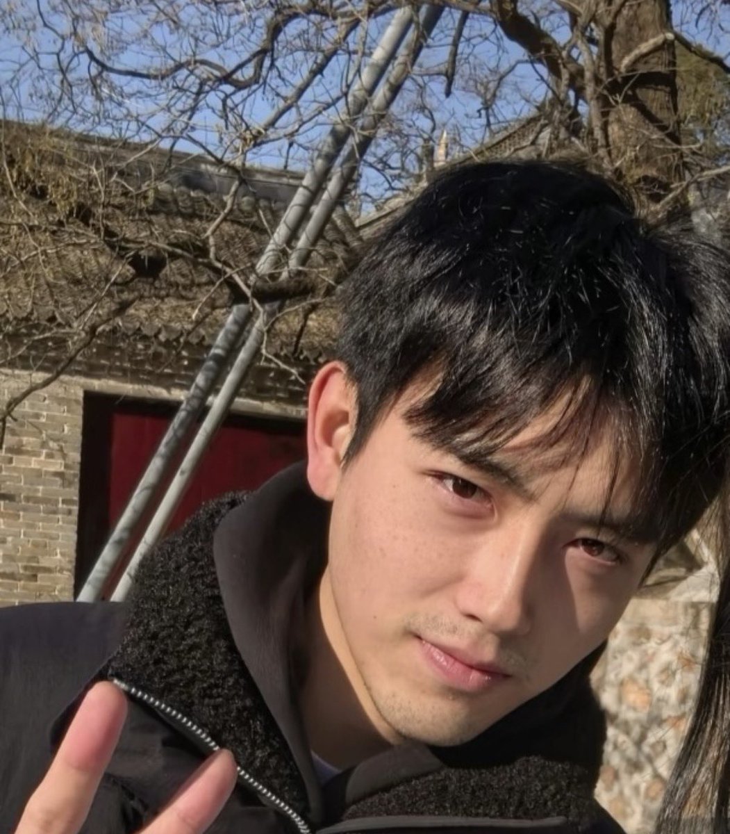 potechipchip's tweet image. is it just me, i love seeing him completely barefaced in natural sunlight, you can see his slightly brown eyes and light freckles, even if theres stubble and eye bags I find feiyu so naturally beautiful 🥺