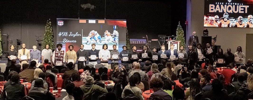 footballopelika's tweet image. What a night celebrating an amazing season, led by a special group of seniors who made history and left a legacy 🌟 

#OwnIt