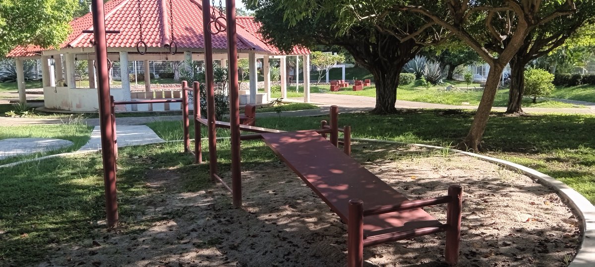 Hola gente, podrían explicar con sus conocimientos qué puede estar mal con este gym al aire libre que ni los vecinos quieren usar: 

#pregunta #parque #diseño