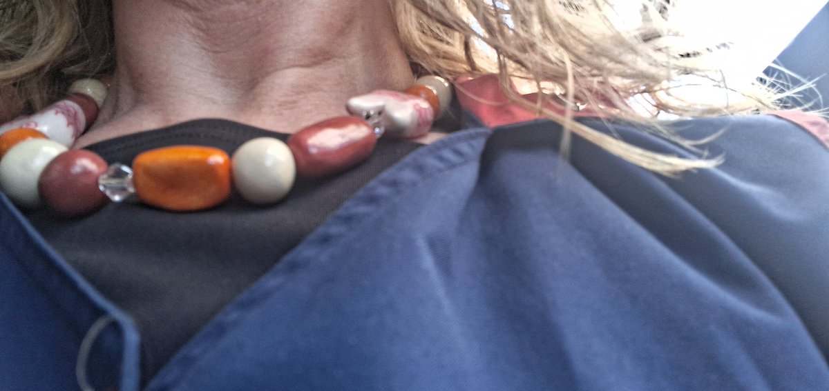 Se estrenó con guardapolvo, que no luce mucho (y además saqué la foto en el bondi), pero mi collar de <a href="/NanaFine/">Nana</a> fue a su primera entrega de diplomas en el Jardín.