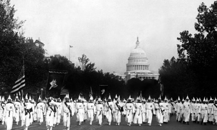 انتقادات متصاعدة لقرار حظر السفر .. ترامب يريد تحويل الولايات المتحدة إلى مهرجان من العنصريين البيض 