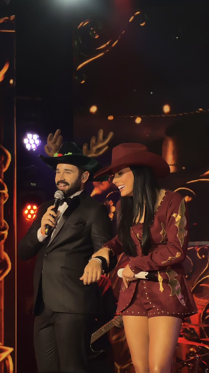 odoricors's tweet photo. Foto exclusiva: sabia que o look dela foi inspirado na mamãe noel e o meu da rena do nariz vermelho 🫎🤶🏻? 
ficou legal né ?
#NatalDaBoiadeira https://t.co/CarRgtQmc6