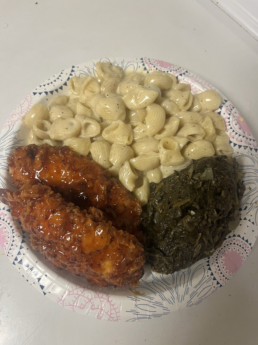 Homemade honey hot chicken tenders, mac&amp;cheese and spinach🤤😋 #memphis #whitehaven #nofilter