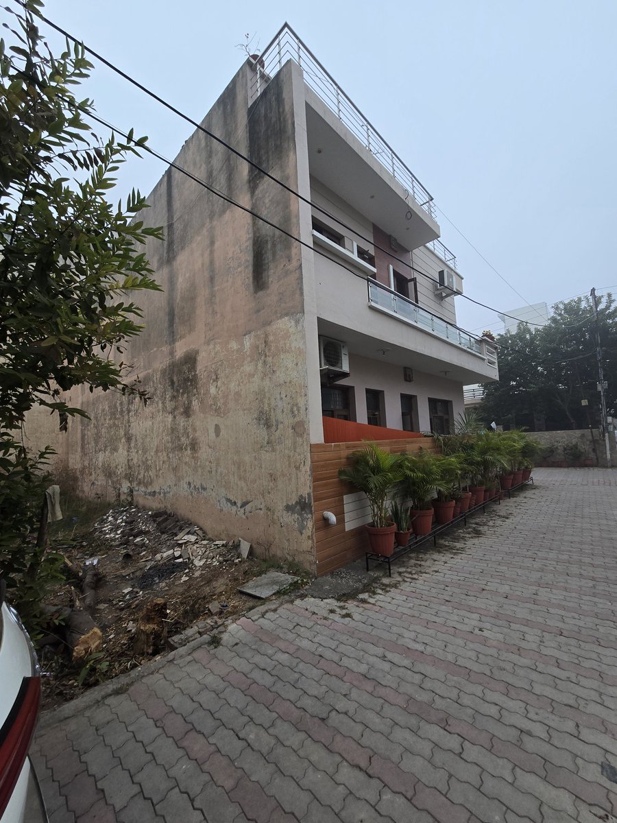 VishnuD44357154's tweet image. Open garbage dumping in a vacant plot at 161A, Dashmesh Nagar, Kharar is causing foul smell, mosquito breeding &amp;amp; health risks. Sadly, some “padhe-likhe” people keep homes clean but dump waste outside.
@Mckharar @dcmohali @LgPunjab @punjabgovtindia @AnmolGaganMann