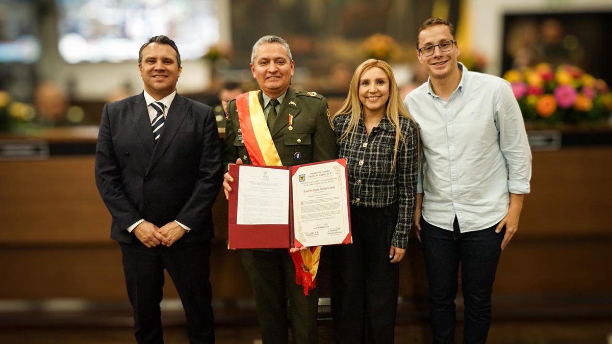 Comunicado | Concejo de Bogotá condecora a 58 miembros destacados de la Policía Metropolitana por actos de heroísmo y compromiso con la ciudad  🗞️📰

H.C. Oscar Jaime Ramírez Vahos
<a href="/SoyVahos/">Oscar Ramírez VAHOS</a>  

#TuCiudadTuConcejo
❗ Más información 👉   acortar.link/af05wh