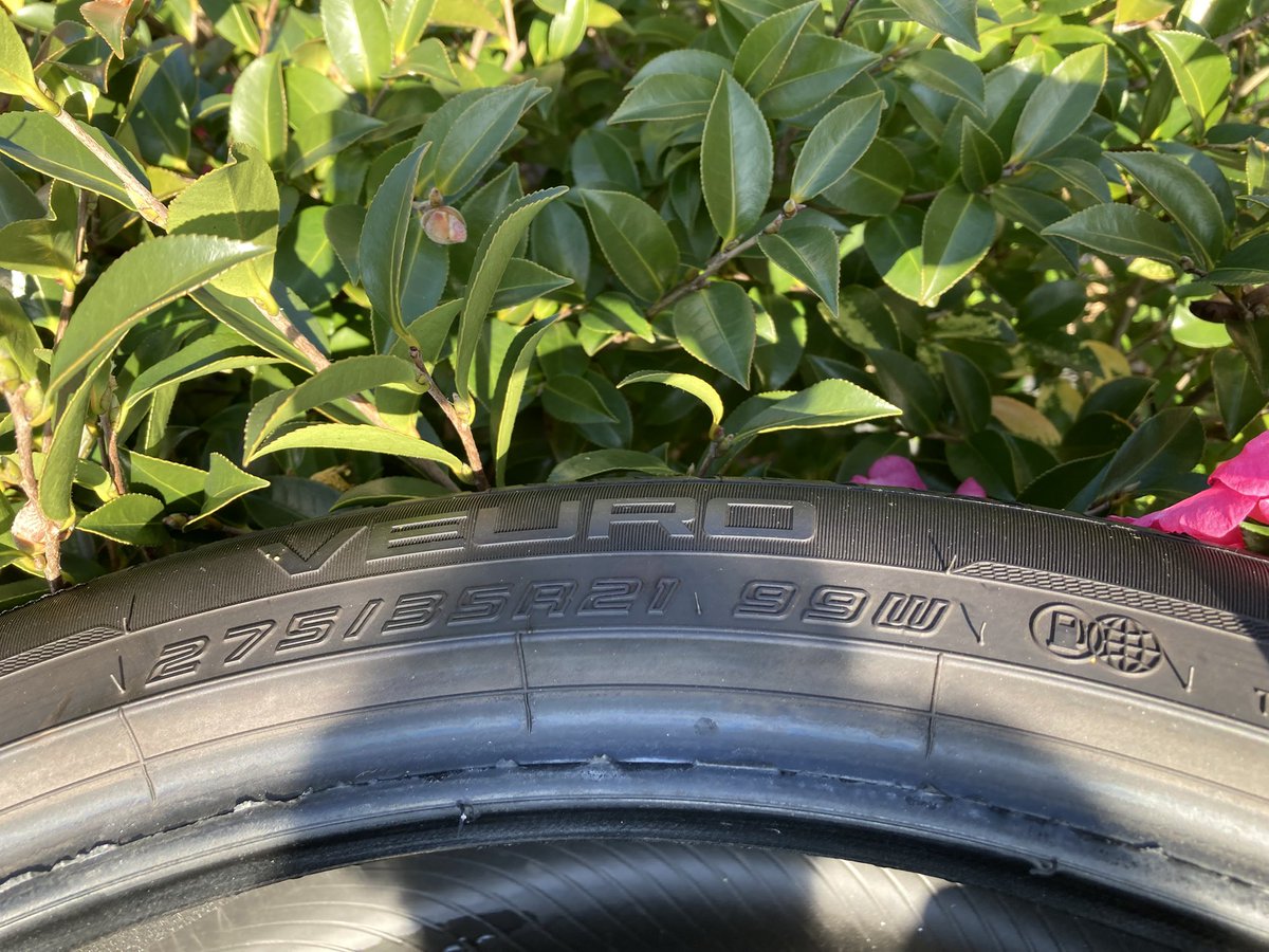 vsz_zero's tweet photo. DUNLOP VEURO
245/40R21 2本 23年製
275/35R21 2本 22年製
送料込み 誰かもらって
相場は知らん！ https://t.co/rqsm0qn2f3