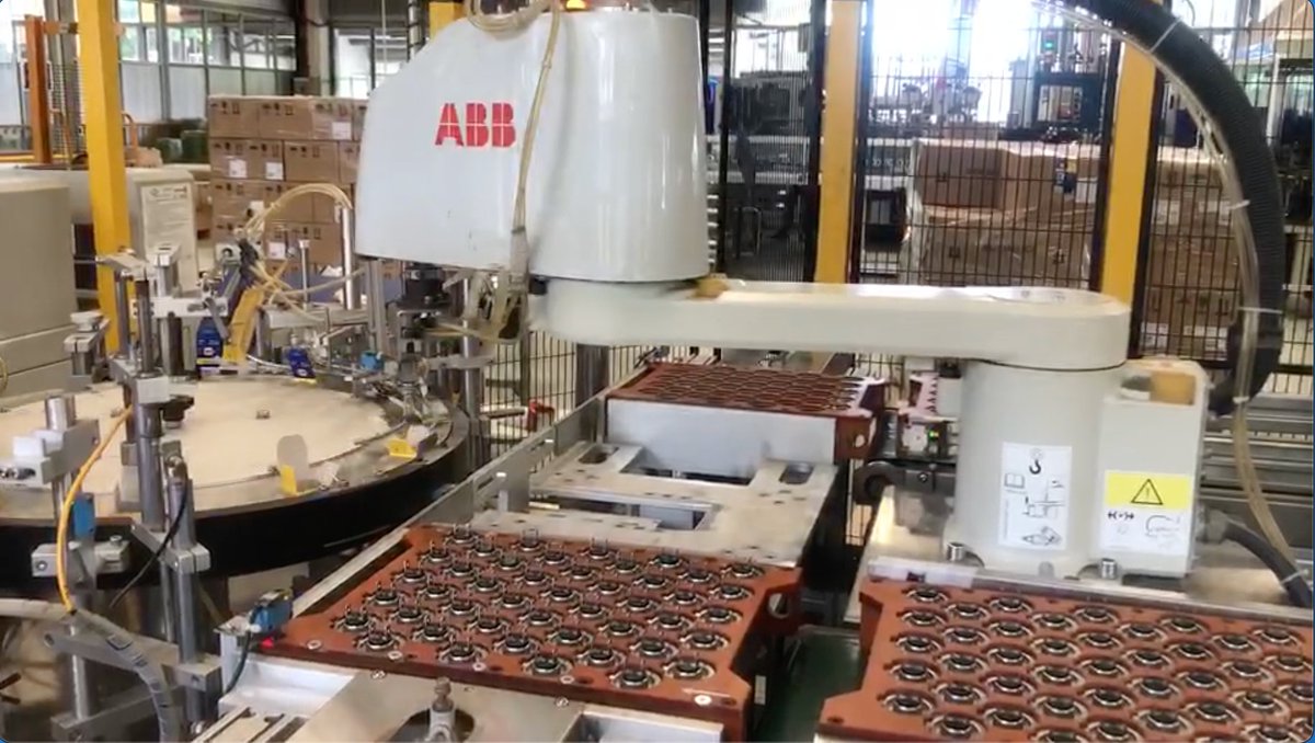 XinhanRobotics's tweet photo. In terms of providing integration solutions of industrial robot, we always keep customized needs in mind. We suggest the best choice of robot to our customers👏👏

🌟Cartoning for Automobile lamp
🌟Cartoning for Nail polish

#automation #robotic #cartoning #abb #kuka #robot https://t.co/knsF8PkaIQ