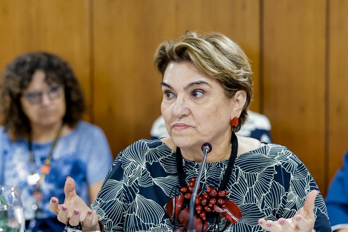 LulaOficial's tweet photo. Hoje convoquei uma primeira reunião para debater o que cada poder da República pode fazer a mais para prevenir e combater a violência contra as mulheres e o feminicídio. Reunimos presidentes de STF, STJ, TSE, ministras do meu governo e outras autoridades. O combate ao feminicídio precisa envolver todos os Poderes e a sociedade.

📸@ricardostuckert