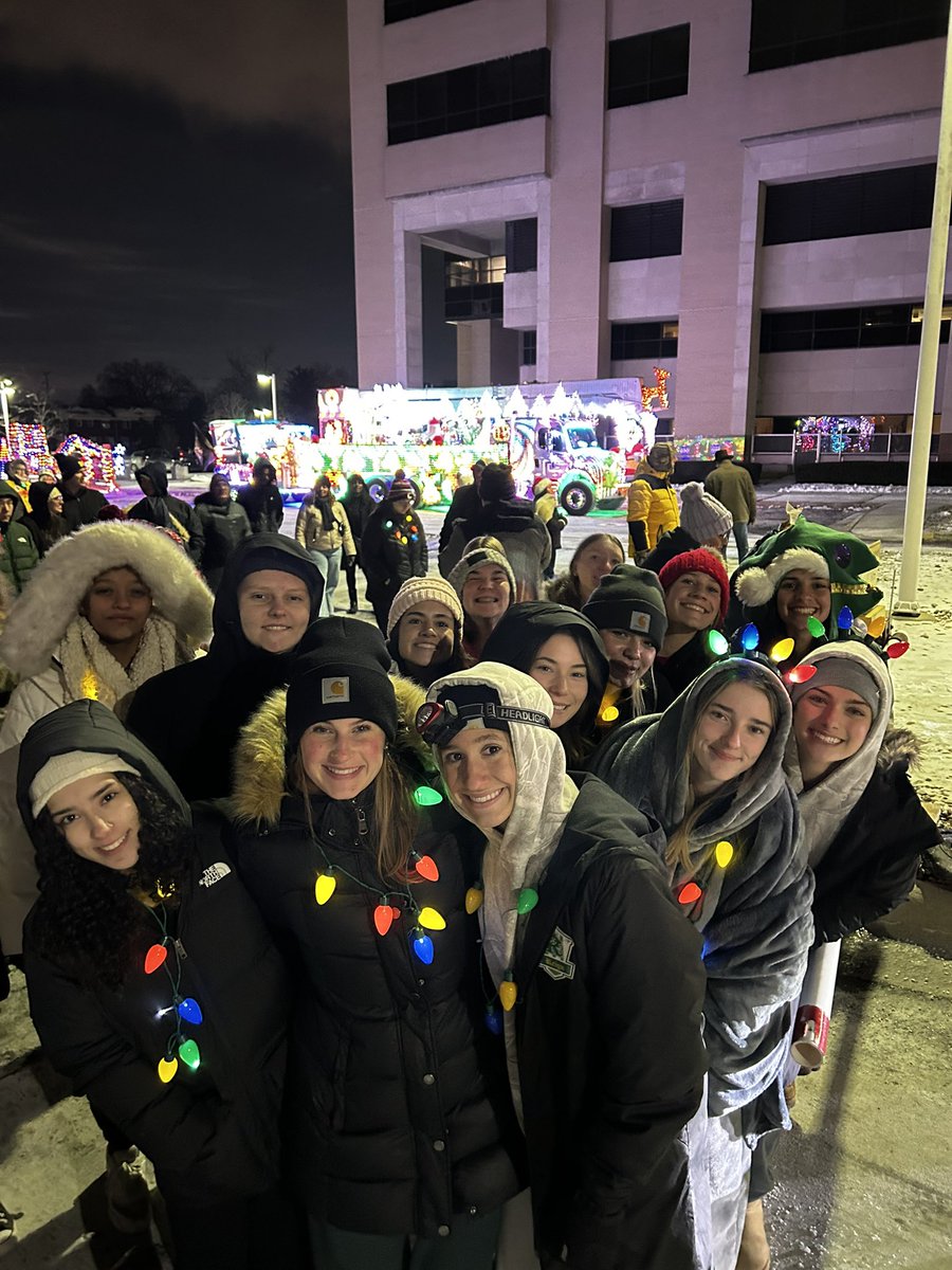 DCGBball's tweet photo. Kicked off finals week last night bringing holiday cheer to children in the hospital at the awesome Moonbeams for Sweet Dreams!
❤️🎄🎉🎅🏻🎉🎄❤️
Such a great night with our whole program ❤️🖤 #ServiceForOthers #GetTo https://t.co/ro8vUlJBkt