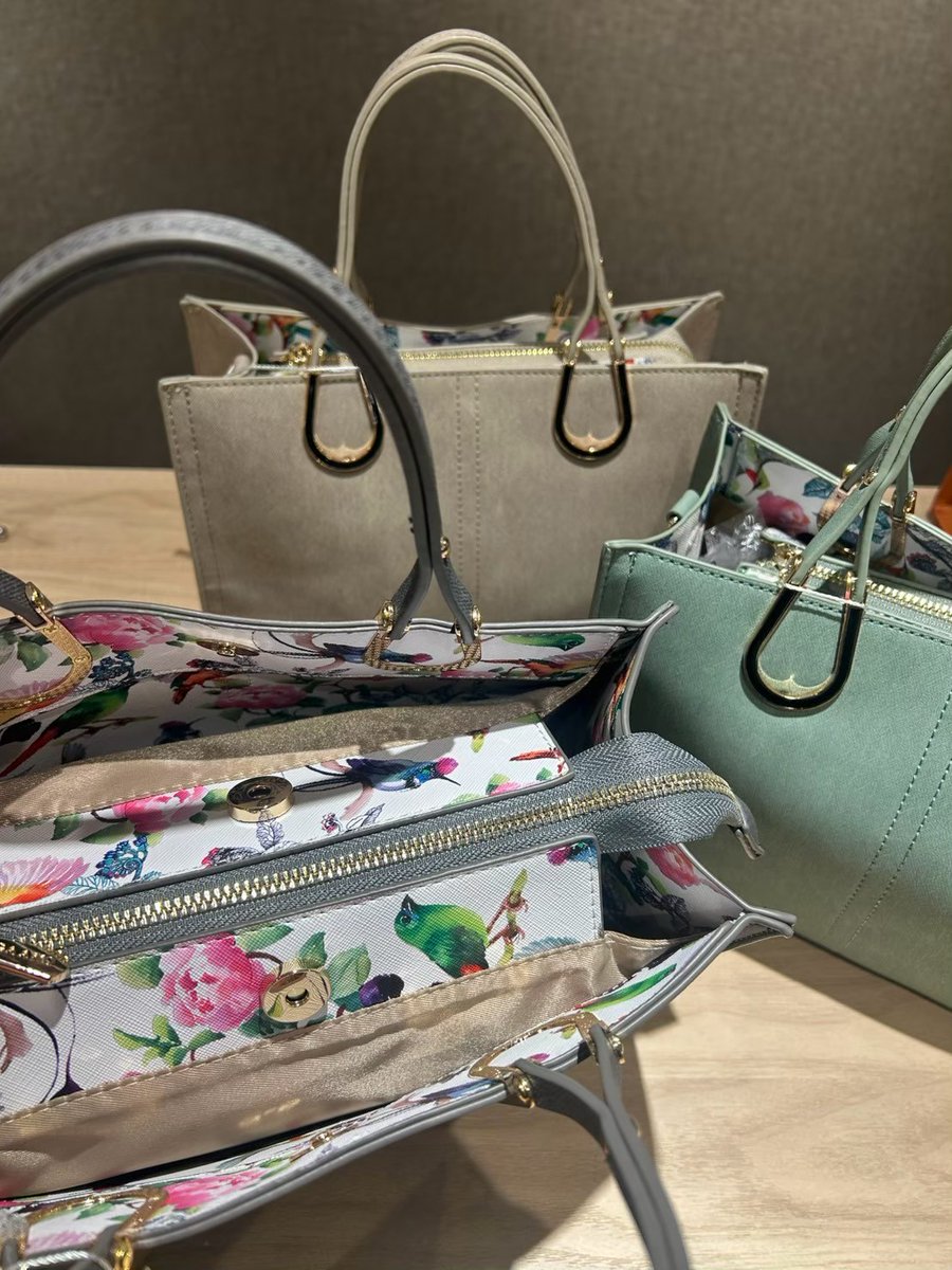 MFactorygroup's tweet image. え、この値段でいいの！？安すぎない！？
そんな声が続出しているGAANOの大人気ハンドバッグ☆
ハンドバッグ、ショルダーバッグとしても使える嬉しい2WAY仕様♪

オンラインでもご購入可能！
mfactorygroup.stores.jp/items/68d9f90b…
#レディース　#バッグ　#レディースバッグ　#ハンドバッグ　#ショルダーバッグ