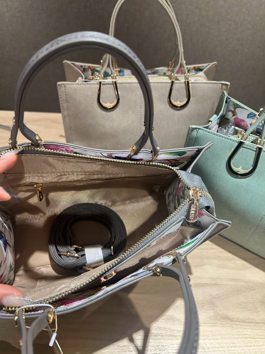 MFactorygroup's tweet image. え、この値段でいいの！？安すぎない！？
そんな声が続出しているGAANOの大人気ハンドバッグ☆
ハンドバッグ、ショルダーバッグとしても使える嬉しい2WAY仕様♪

オンラインでもご購入可能！
mfactorygroup.stores.jp/items/68d9f90b…
#レディース　#バッグ　#レディースバッグ　#ハンドバッグ　#ショルダーバッグ