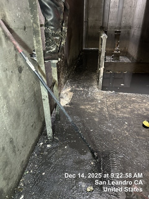 CaltransD4's tweet photo. With storms approaching the Bay Area, our Caltrans San Leandro North maintenance crew is preparing by clearing trash and debris from one of our pumphouses near San Leandro. Their work helps keep our highways safe and drainage systems working.
#Caltrans🧡TheBay #StormPreps https://t.co/2zZeILVpB7