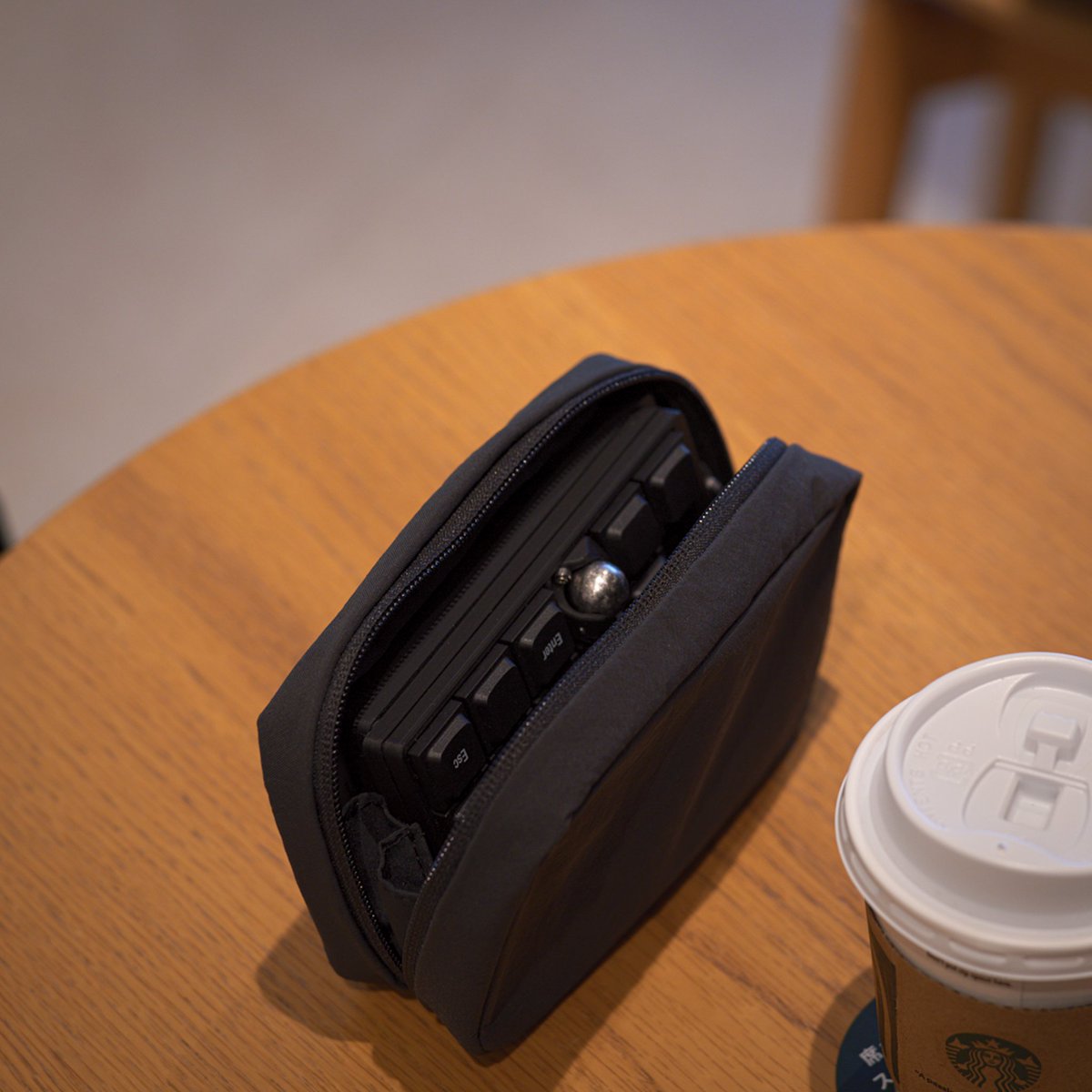 rshosai's tweet photo. 無印良品の「リンクルナイロン　大きく開くポーチ」がLiNEA40とジャストフィット！

昨日ポストした「自由に組み合わせられる収納ケース・長方形・薄型小」でも十分良いけど、
今回の「リンクルナイロン　大きく開くポーチ」の方がさらに収まり◎。

縦横フットプリントがさらに小さくなりつつ、奥行きマチはわずかに広がるので出し入れもし易い。

無印良品やセリアダイソーの店内をLiNEA40片手に徘徊し尽くした末の結論なので間違いない。

これが大AI時代の価値の出し方。
