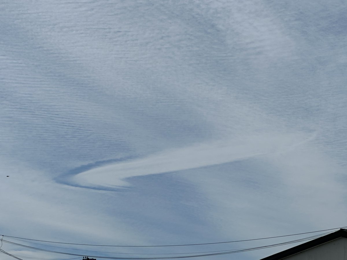 OhWowItsAzza's tweet photo. @WeatherWatchNZ interesting cloud over the West Coast right now https://t.co/XSoJCQRjyu