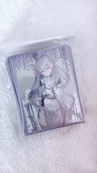 コミケで頒布するスリーブ届きました写真がうまく撮れないのですが、現物はもっとピンク味かかってて健康的な感じです。かなりかわいい…