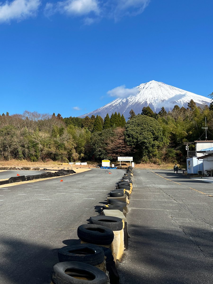 昨日は練習会で初の白糸
朝から夕方まで色々なコースや走り方で12本みっちり走り、アドバイスも頂けて充実した1日でした！足がパンパン🥵
雪がついた富士山きれいだったなー🗻