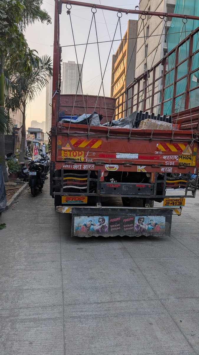 raviramj's tweet photo. @MumbaiPolice This truck is parked on Raheja Complex Road, Behind The Times of India. It is blocking the road and the driver is also not present. Please take action https://t.co/arey1BwOfj
