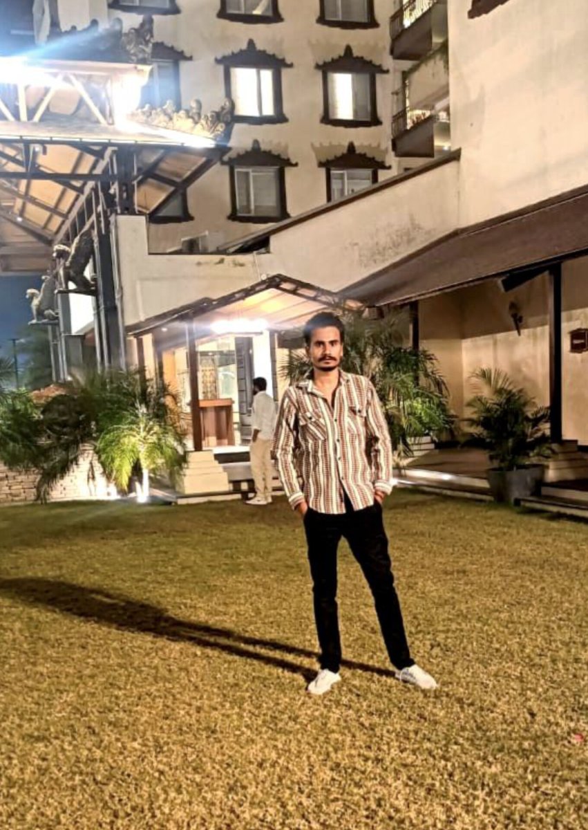 हाल ना पूछो कैसे है हाल ना पूछो कैसे है -

बिल्कुल पहले जैसे है रिश्ते सारे नीचे हैं सबसे ऊपर पैसे हैं 

तुम ही बदले बदले हो तुम ही बदले हो हम जैसे थे वैसे है 

आके मिल लो ना एक दफ़ा आय तुम्हारे शहर में जैसे तैसे है 
हां होगा कोई वो राजकुमार हां होगा कोई वो राजकुमार देख लो हम तो