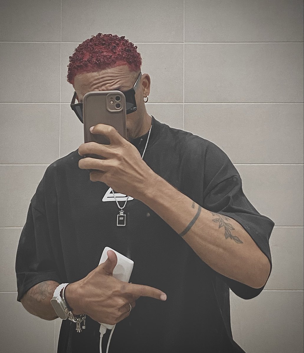wagnerroa's tweet photo. “De rojo para el mal de ojos.”❤️ https://t.co/eOQASzXEQ0