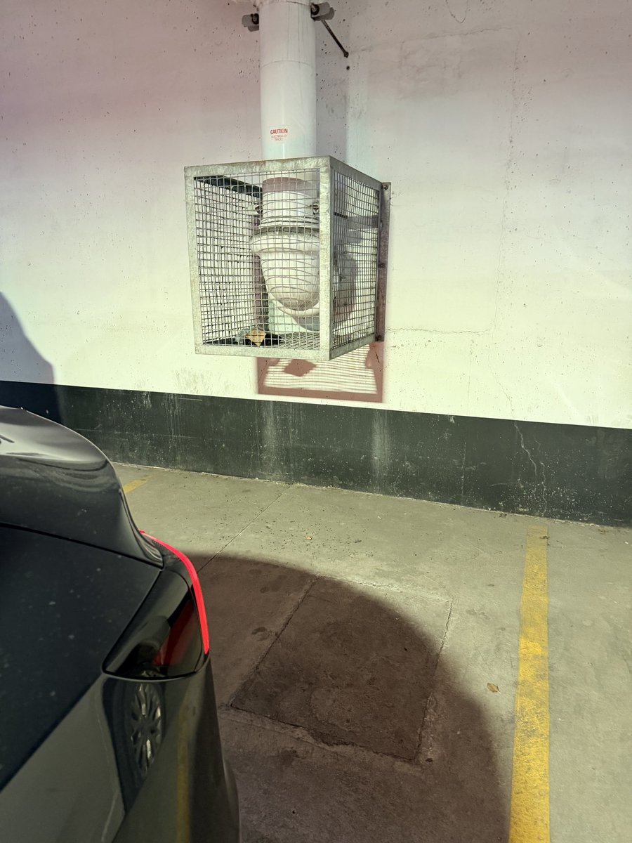 simonesousadias's tweet photo. Photos for context. Autopark engaged in a standard parking garage environment. Stationary wall-mounted metal pipe guard. https://t.co/VyvMcP6EfX