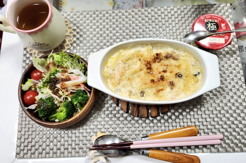 SelMk7's tweet photo. ギリおはようございます☀

すっかり寒くなったので温かいものが食べたいとリクエストいただいたので作りました🍴

★エビとチキンのホワイトマカロニグラタン
★野菜サラダ
★極プリン

#嫁ごはん #嫁リクエスト #旦那飯 #マカロニグラタン #エビマカロニグラタン #極プリン https://t.co/j36iqsnaGi