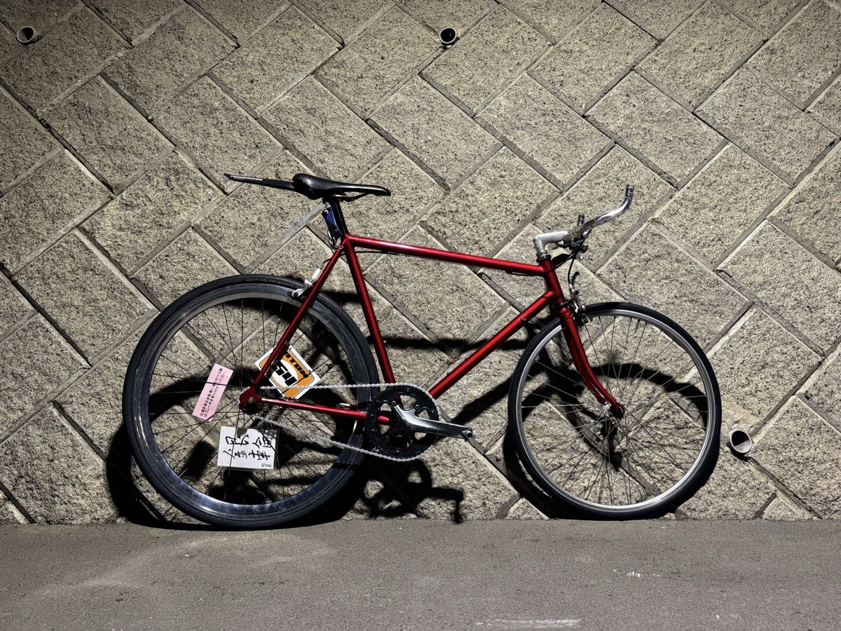 ebitenKhoda's tweet image. そういえば納車ポストしてなかったんで
ヤフオクで買った多分三連勝のファニーバイク暫定仕様だけど組上がりました！とりあえずあとはフロントホイールとクランクと色変えたい…
 #ファニーバイク  #fixedgear
