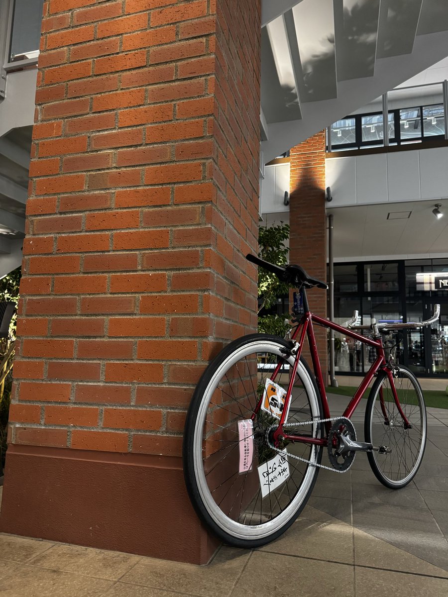 ebitenKhoda's tweet image. そういえば納車ポストしてなかったんで
ヤフオクで買った多分三連勝のファニーバイク暫定仕様だけど組上がりました！とりあえずあとはフロントホイールとクランクと色変えたい…
 #ファニーバイク  #fixedgear