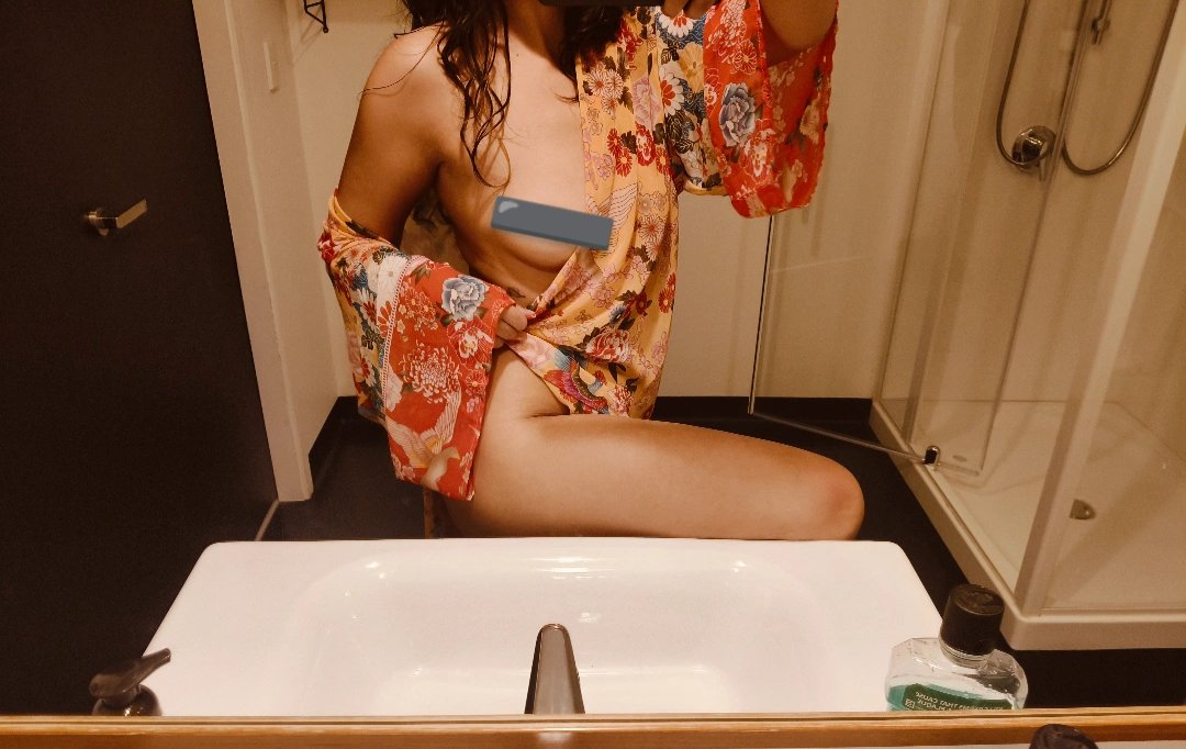 RosaFunHouse's tweet photo. Satin feels great on my skin... But you would feel better x Available today @FunhouseEscorts
Comment your favourite summer activity, I neeeeeed ideas! 🫶❤️‍🔥 https://t.co/ABDh90DAbh