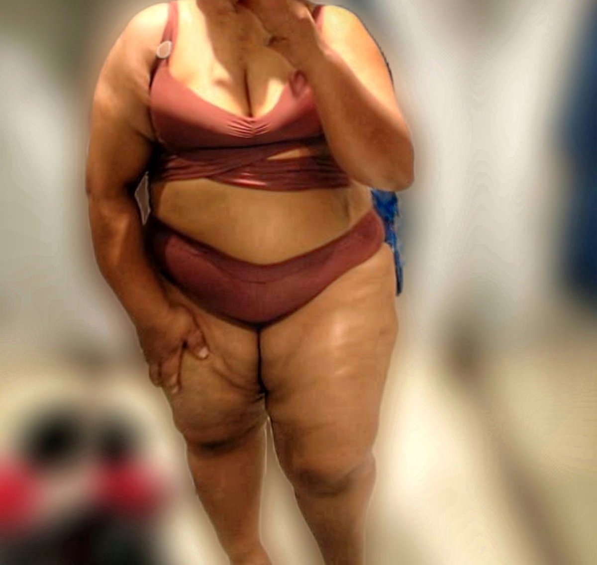 Gym Master dress eduthu tharanu sollum bodhu asiya irunthuchu 
Apooram intha maari drsss ah pottu kaatunu gym master kaekum bodu oru maari achu
Intha vayasula oru ammava irunthu rendu pulaingala paethu ippadi avaruku pottu kaata bodhu 🙈🙈