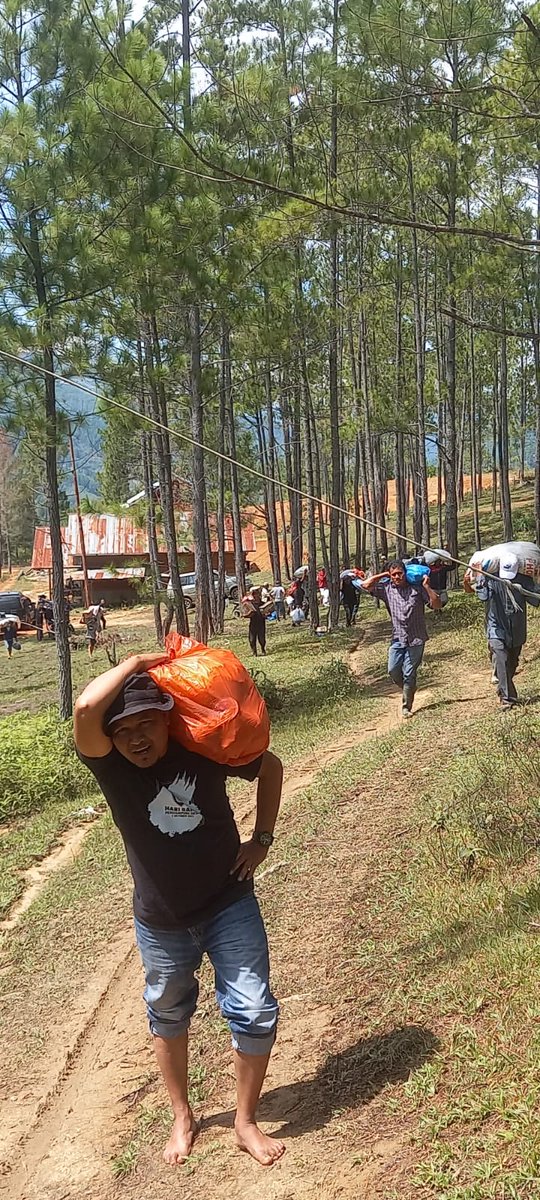 ancha_76's tweet photo. Bantuan mlalui brbagai posko maupun scara lsg  mlalui darat &amp; udara utk wil.  terisolasi bencana di Sumatera 
#KemendesPDTPeduliBencana
#MenteriDesaPeduliBencanaSumatera
#PendampingDesaPeduliBencana

@prabowo
@YandriSusanto
@ArizaPatria https://t.co/NkwWcLj4QF