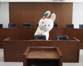 今日は、法廷教室に行ってみたぴょん！
ここはその名の通り、本物の法廷を模した教室だぴょん！なんだか身が引き締まるぴょん！
法学部では、この教室を使って模擬裁判をする場面もあるみたいだぴょん！とてもかっこいいぴょん(>ω<)

#國學院大學　#こくぴょん