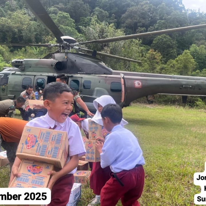sihabrm's tweet photo. Pemerintah &amp; seluruh elemen masyarakat bergerak berikan bantuan melalui brbagai posko, melalui darat &amp; udara utk wilayah  terisolasi bencana di Sumatera 
#KemendesPDTPeduliBencana
#MenteriDesaPeduliBencanaSumatera
#PendampingDesaPeduliBencana @prabowo
@YandriSusanto @ArizaPatria https://t.co/PqQGge7zLb