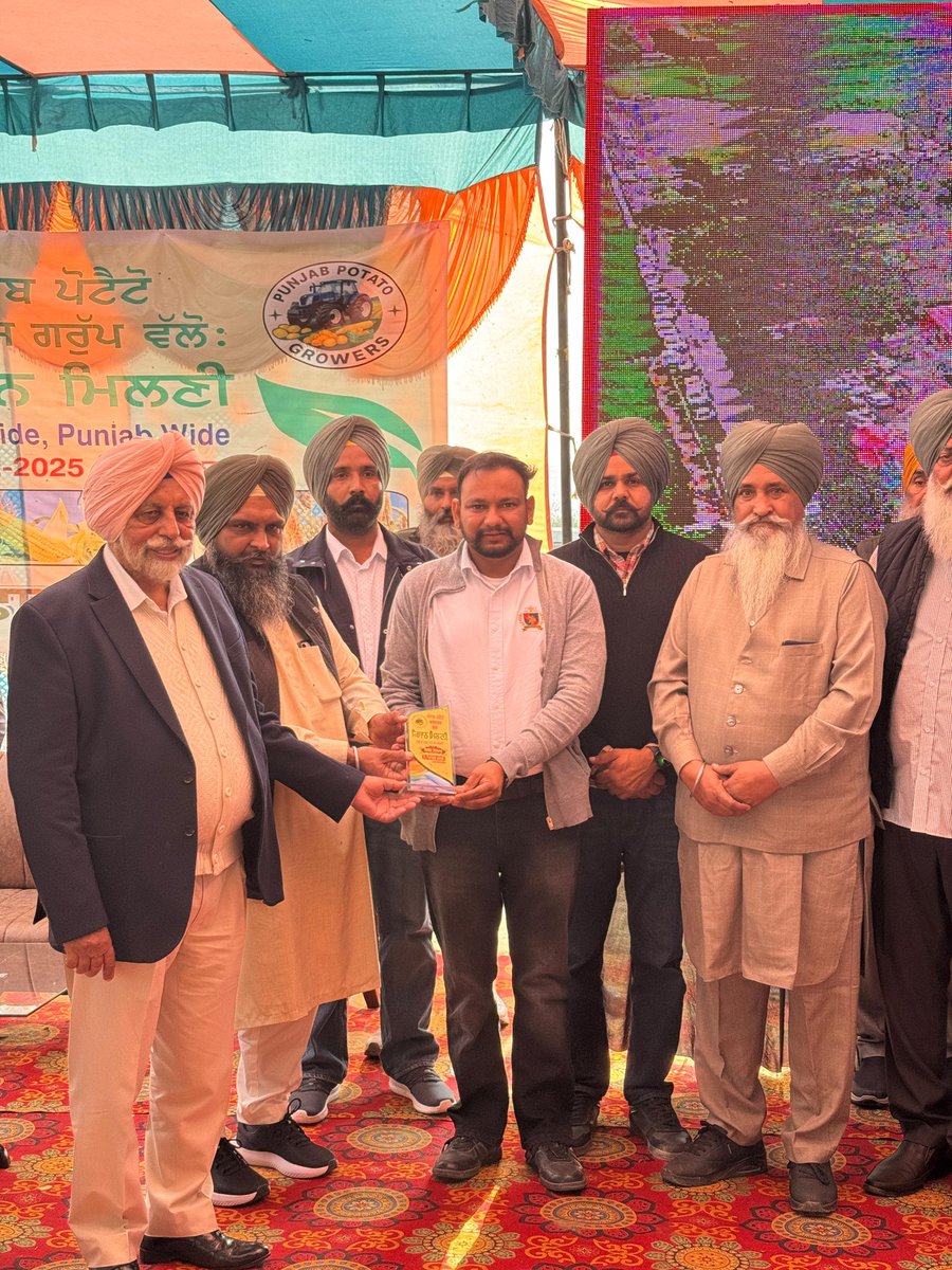 CropsInformati1's tweet photo. it's great initiative "Kisan Milni" for farmers, where university and farmers exchange there ideas. This is started by Punjab potato grower group. it was nice to interact such great personalities. #pau #crops #information #pargatsingh https://t.co/CHwLXNm5c6