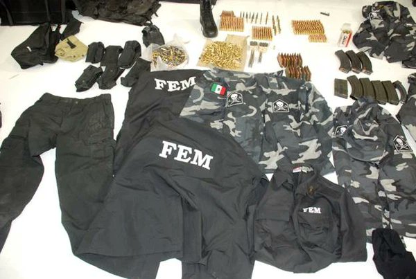 FEADS_UEDO's tweet photo. Chalecos Alusivos a las Fuerzas especiales (DO).
Fuerzas Especiales De Arturo
(FEDA) , confiscado en enero del 2008.
Fuerzas Especiales Muletas.
(FAM) , confiscado en octubre de 2008. https://t.co/BdaekO6vuW