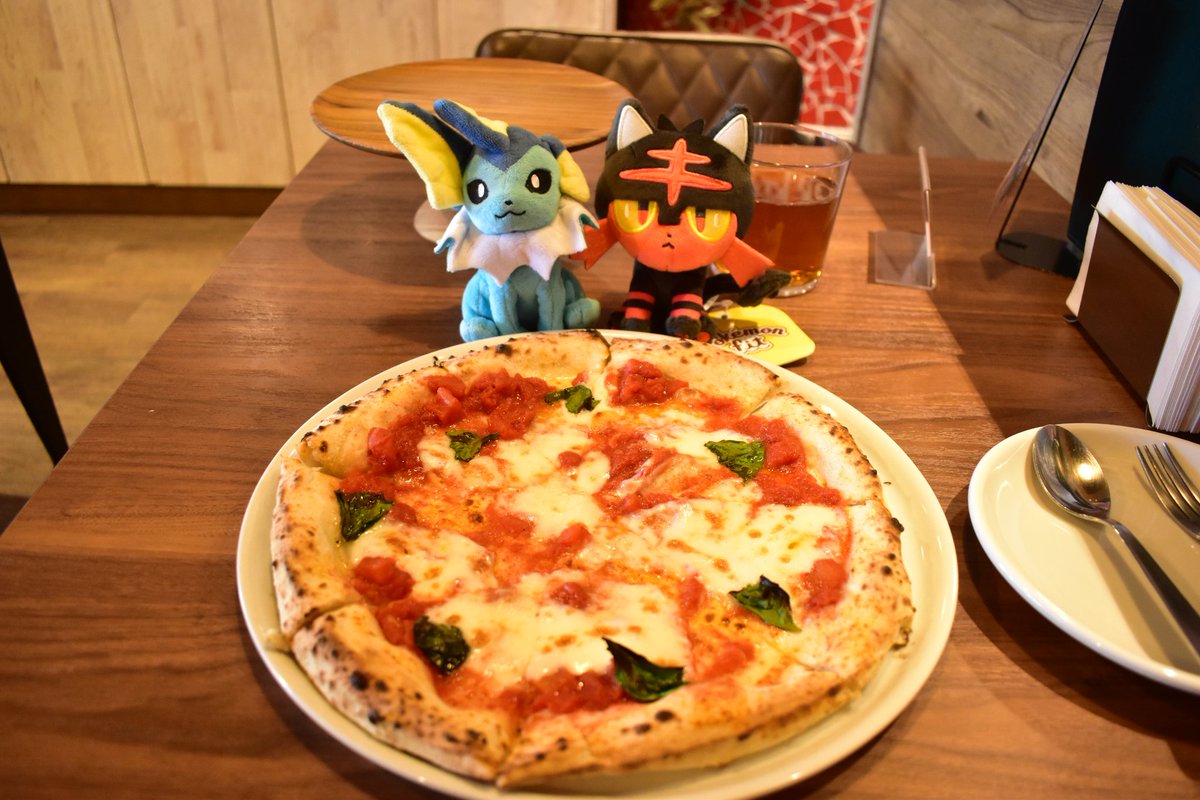 ニャビーとおいしいピザを食べるシャワーズ君 #シャワーズ #Vaporeon #ニャビー #litten #ポケモン #pokemon #ぬい撮り #ぬいぐるみ #plush #ピザ #pizza