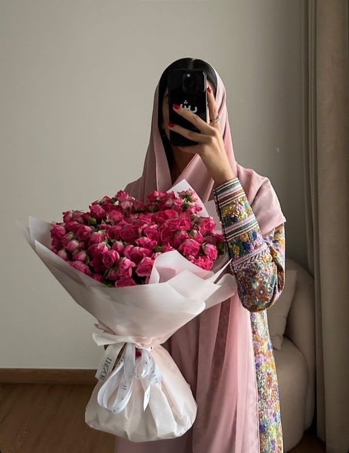 S2ro4's tweet photo. الأناقة مثل الورد، ما تحتاج تشرح نفسها… تكفي لمسة، ويبان الذوق ✨ https://t.co/sMQzgX2WIU