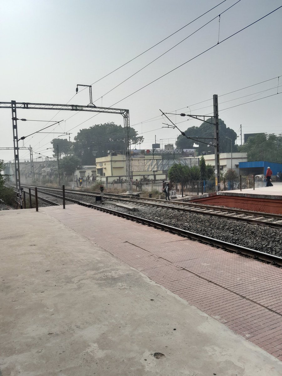 UrAsish's tweet photo. @EasternRailway কামারকুন্ডু স্টেশনের নিচের (কর্ড) লাইনটির, লাইন পারাপার করার এই জায়গা ঘিরে দিলে সকল যাত্রীদের রেলের ওভারব্রিজ ব্যবহার করতে হবে
It is not feasible for elderly / not in good health person to reach Platform 2 3 4 by doing 51 upstairs and also downstairs.
Kindly stop https://t.co/zB9V6kaMyw