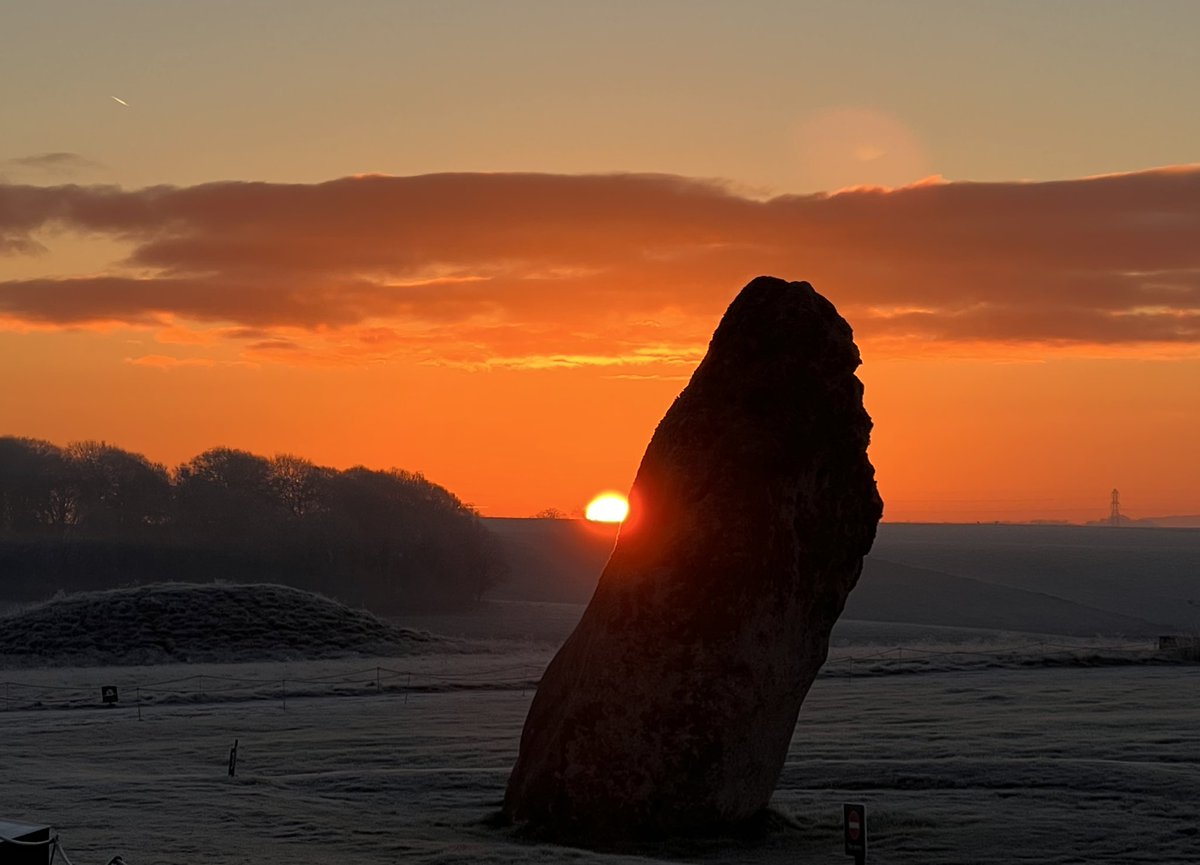 Sunrise at Stonehenge today (17th December) was at 8.05am, sunset is at 4.00pm 🌤️🥶